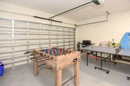 Beach Bliss, 5 MIN to BEACH-Game Room, Parking, AC