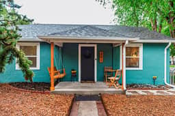 Cozy Downtown Bungalow - Hot Tub, AC, Parking