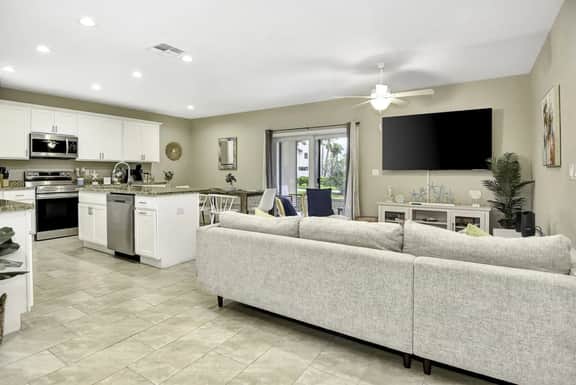 6 BEDROOMs, Walk to Beach, Game Room, Parking, AC - Image 2