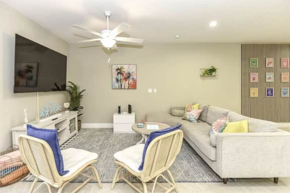 6 BEDROOMs, Walk to Beach, Game Room, Parking, AC