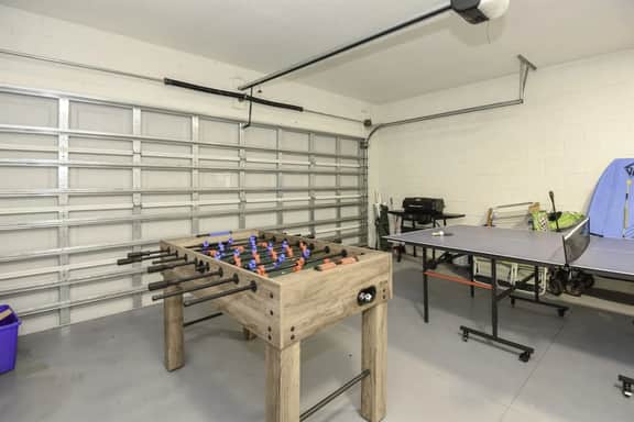 6 BEDROOMs, Walk to Beach, Game Room, Parking, AC
