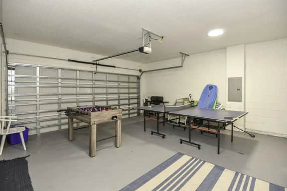 6 BEDROOMs, Walk to Beach, Game Room, Parking, AC