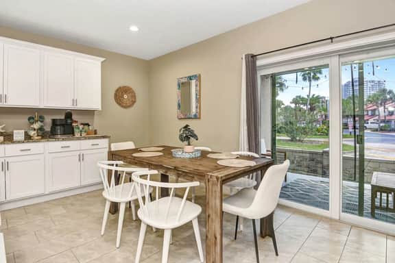 Beach Bliss, 5 MIN to BEACH-Game Room, Parking, AC