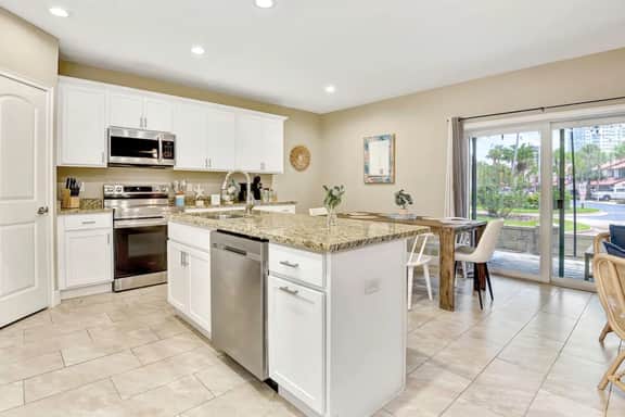 Beach Bliss, 5 MIN to BEACH-Game Room, Parking, AC