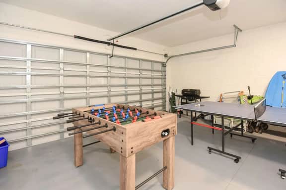 Beach Bliss, 5 MIN to BEACH-Game Room, Parking, AC