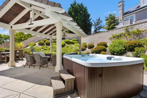 Corner House in Cul de Sac - Hot Tub, AC, Parking