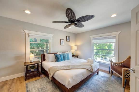 Coronado Unit 3 - B Ave Bungalows · King-sized 1/1, 5-10 Min Walk to Coronado Beach!