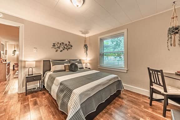 Cozy Downtown Bungalow - Hot Tub, AC, Parking