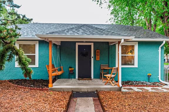 Cozy Downtown Bungalow - Hot Tub, AC, Parking