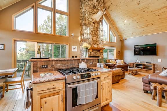 Dory Lakes · Breathtaking Views Hot Tub, Pool Table, Fireplace