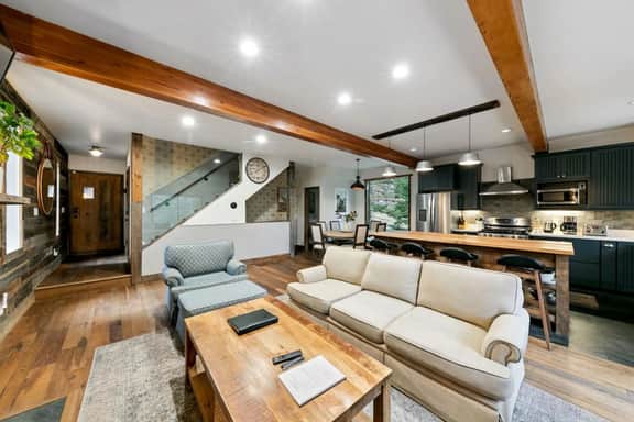 Lake Views, Hot Tub, Sauna, Pool Table, Parking