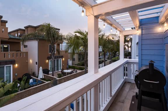 Steps From Beach & Bay With Parking & Rooftop Deck