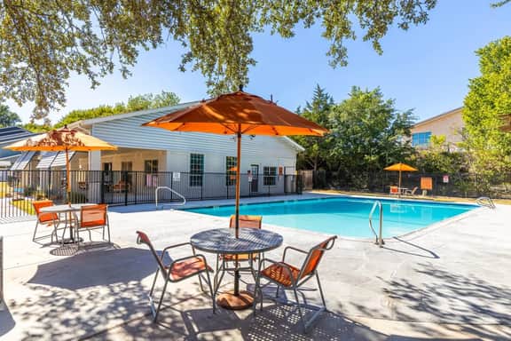Western Modern 2 Story Townhome - Pool, Gym, Park