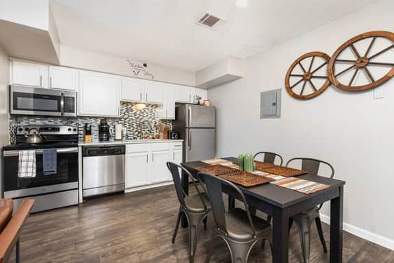 Western Modern 2 Story Townhome - Pool, Gym, Park