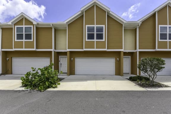 6 BEDROOMs, Walk to Beach, Game Room, Parking, AC - Image 1