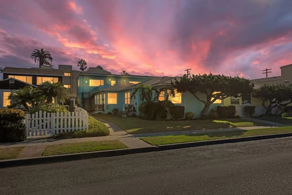 706 S Pacific Unit B · Steps From Beach, Panoramic Ocean Views, W Parking - Image 1