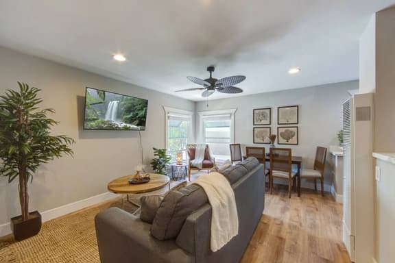 Coronado Unit 3 - B Ave Bungalows · King-sized 1/1, 5-10 Min Walk to Coronado Beach!