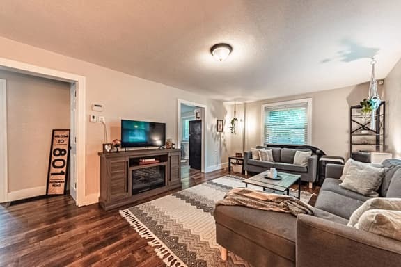 Cozy Downtown Bungalow - Hot Tub, AC, Parking