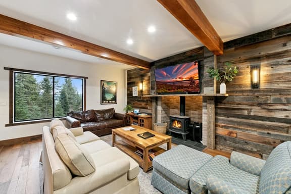 Lake Views, Hot Tub, Sauna, Pool Table, Parking