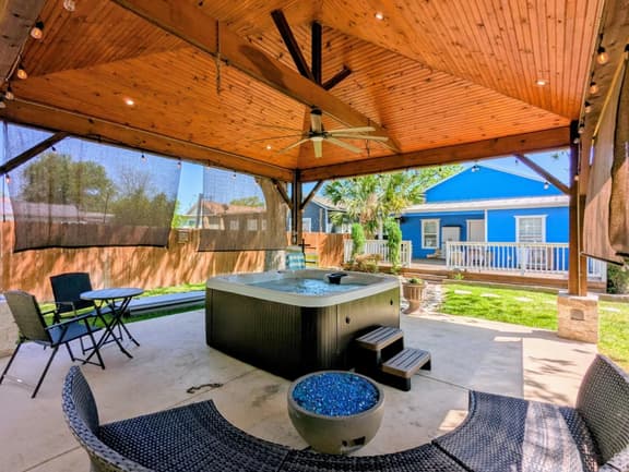 Private Hot Tub, AC, 10 Mins to The Alamo & Pearl