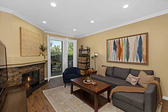 Spacious & Cozy w/ AC, Pool, Hot Tub, Gym, Parking