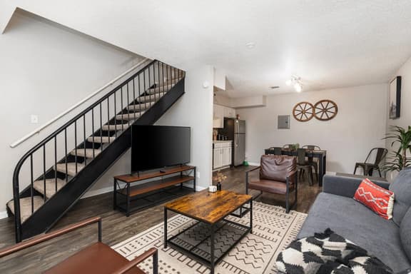 Western Modern 2 Story Townhome - Pool, Gym, Park